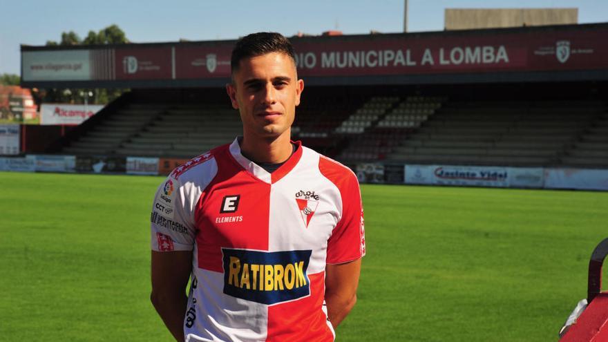 Sergio Cotilla posando con su nueva camiseta en A Lomba