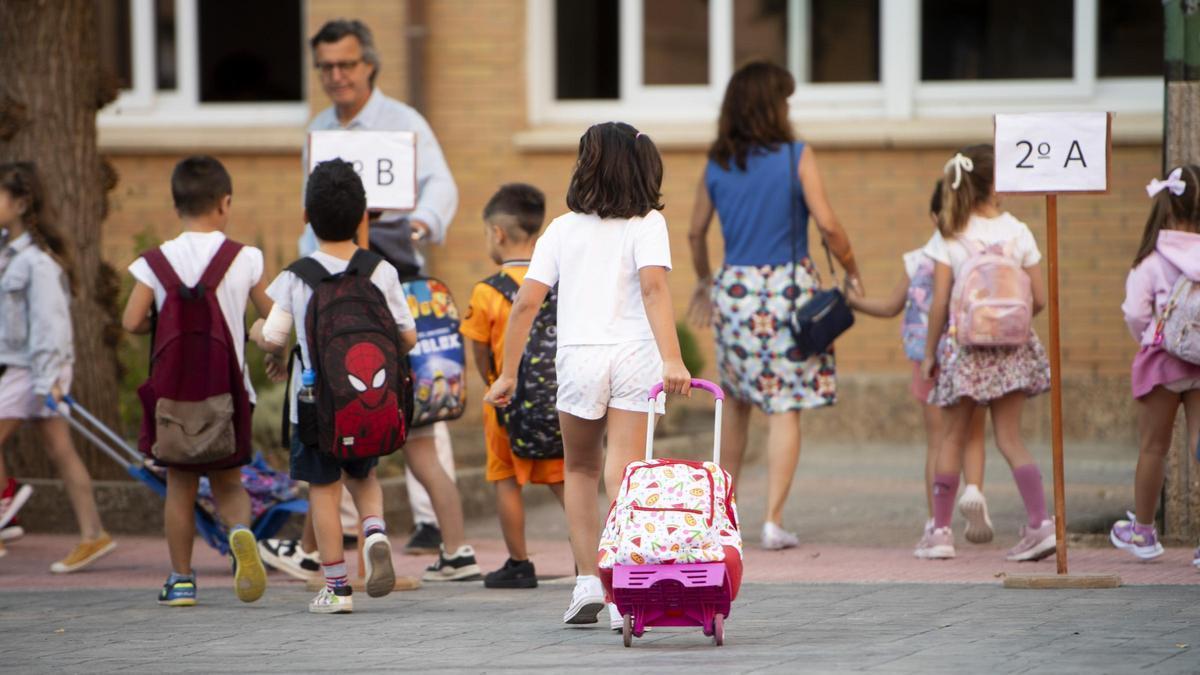 Niños y niñas de vuelta al colegio tras las vacaciones de verano.