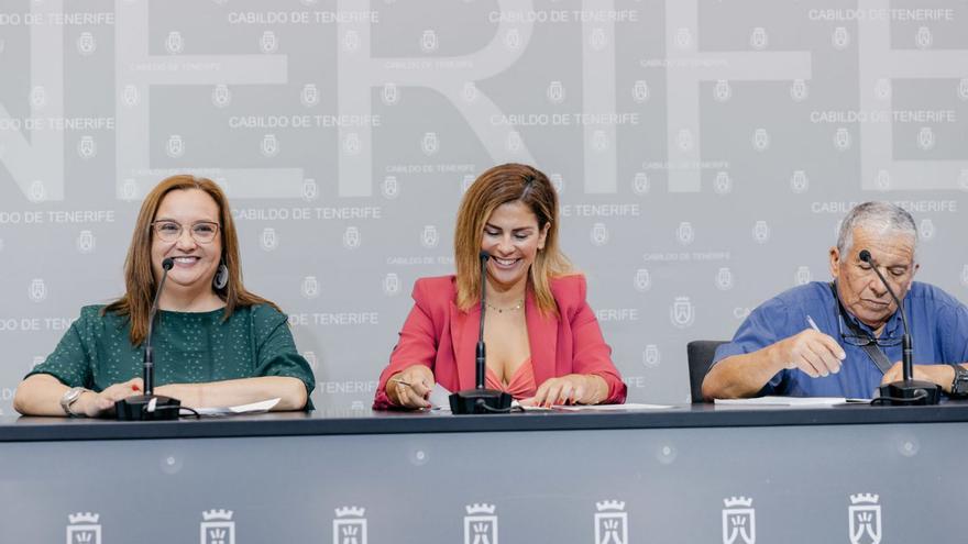 Desde la izquierda, Marián Franquet, Laura Castro e Isidro Hernández , en el acto del Cabildo | | E.D.