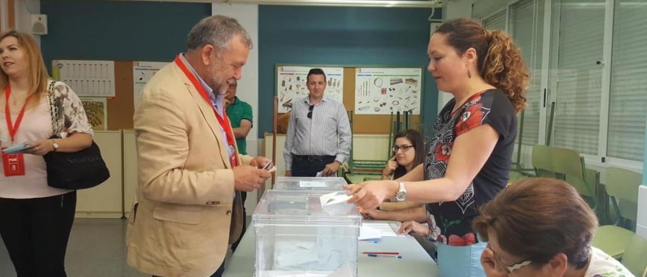 Andrés Navarro, durante la jornada electoral municipal.