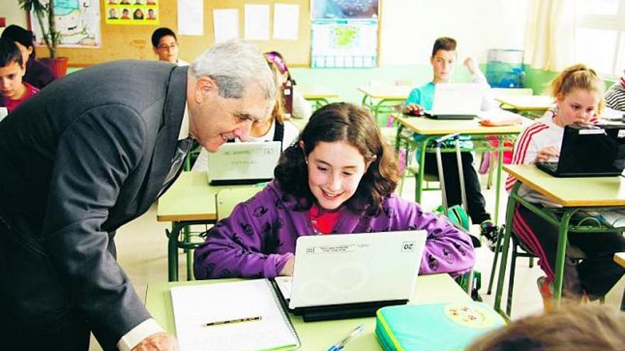 Riopedre, con una alumna del Colegio Eulalia Álvarez de La Felguera.