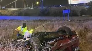 Mueren dos personas al chocar su vehículo contra una barrera de hormigón