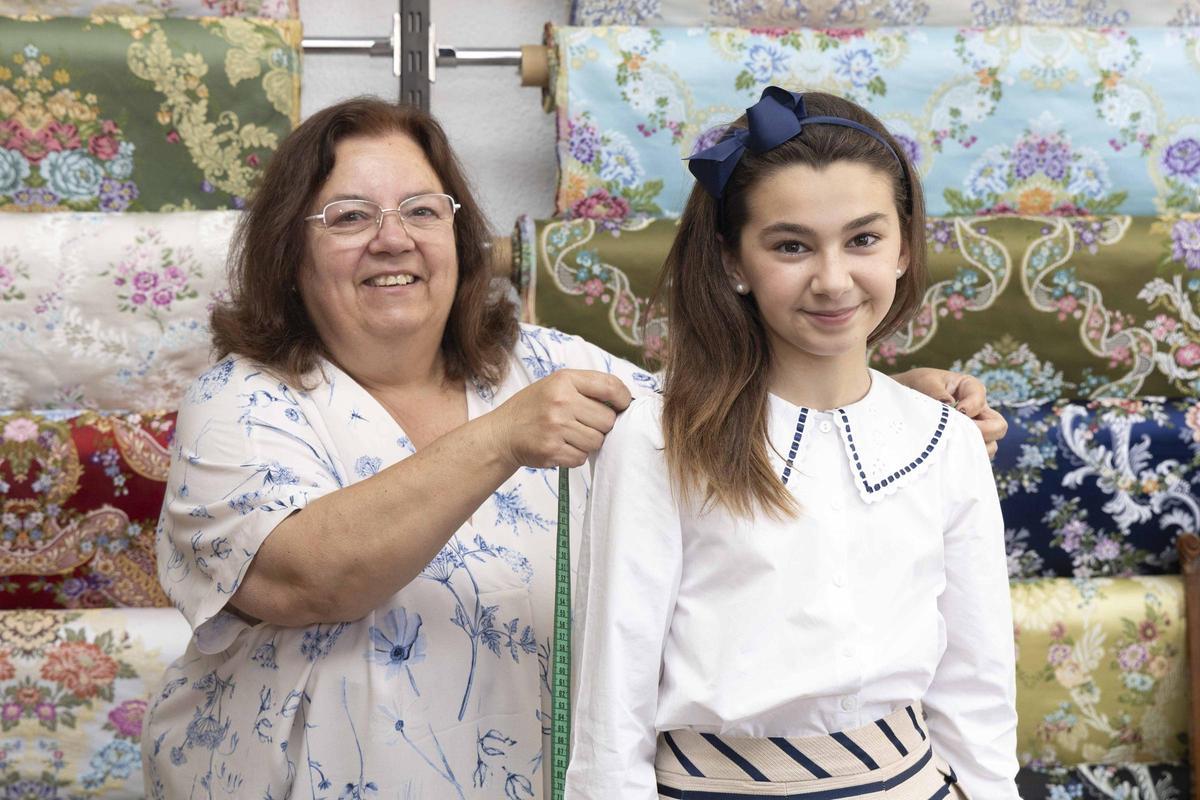 Tradición a medida: la Bellea del Foc Infantil y sus damas inician el camino hacia sus trajes oficiales