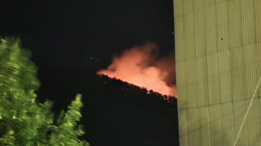 Video | El incendio de Tornavacas arde en alta montaña desde la madrugada
