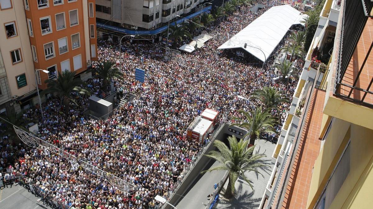 La avenida de la Estación, abarrotada para ver una mascletà en 2019