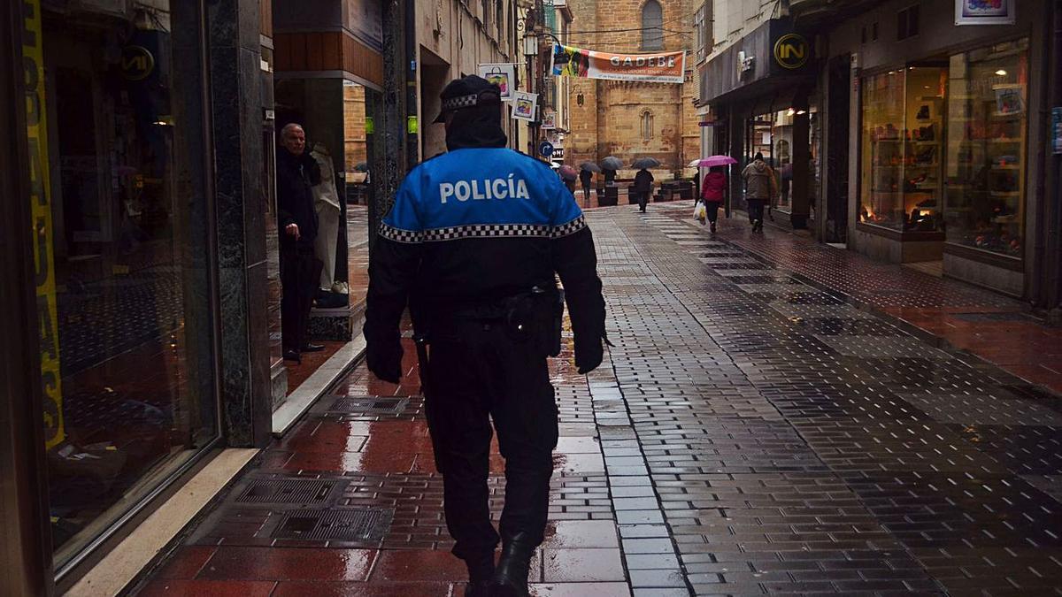 Un policía local pasea por una calle de la ciudad durante su servicio.