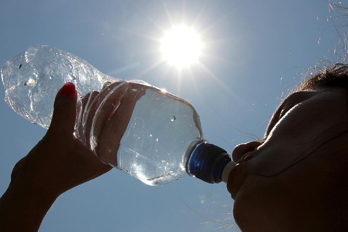 Despedido tras pedir una botella de agua en plena ola de calor en Canarias