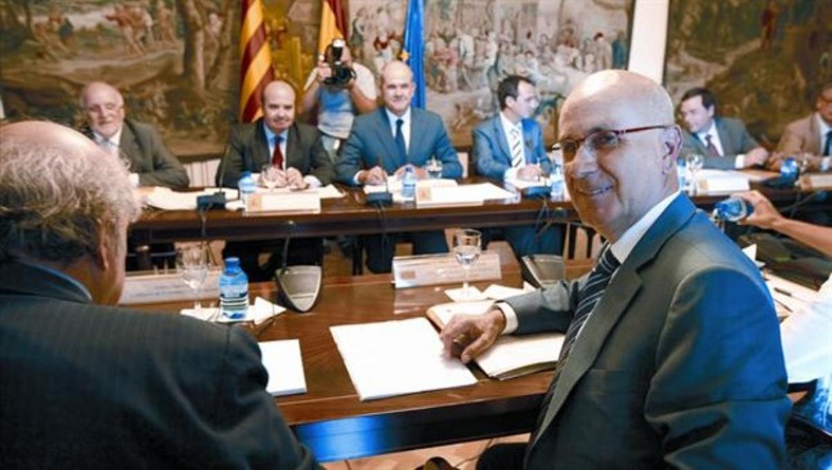 Josep Antoni Duran Lleida i Andreu Mas-Colell (d’esquena), durant la reunió d’ahir. A l’altre costat de la taula, Manuel Chaves i Gaspar Zarrías, entre altres. Josep Antoni Duran Lleida i Andreu Mas-Colell (d’esquena), durant la reunió d’ahir. A l’altre costat de la taula, Manuel Chaves i Gaspar Zarrías, entre altres.