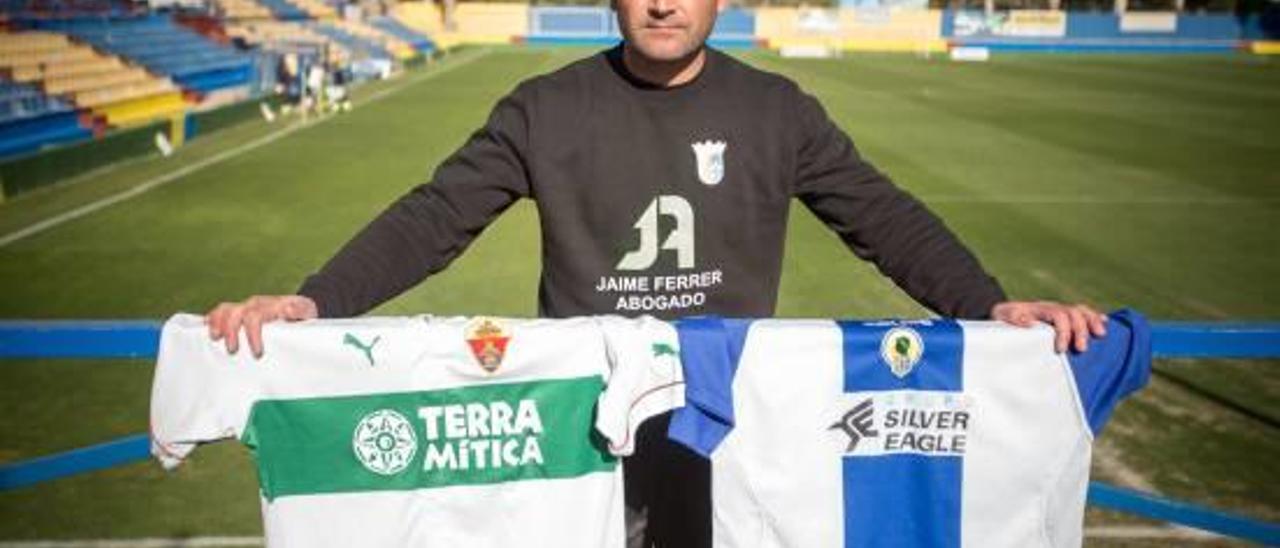 El exfutbolista Gustavo Belmar posa con las camisetas de Elche y Hércules, ayer en el estadio Los Arcos de Orihuela.