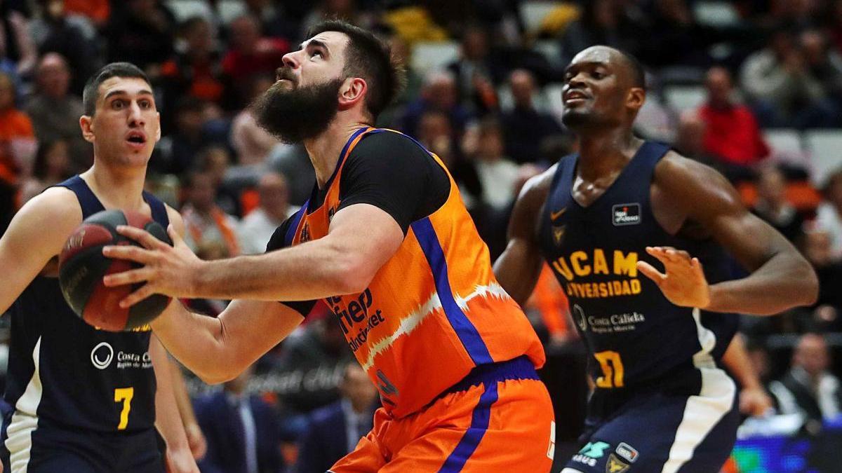 Dubljevic apunta a la canasta durante un partido ante el UCAM Murcia.