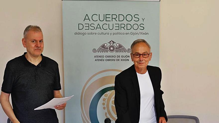 Por la izquierda, Luis Pascual y Ángel Alonso, ayer, en el acto de presentación de los seminarios, en la Escuela de Comercio. | Marcos León