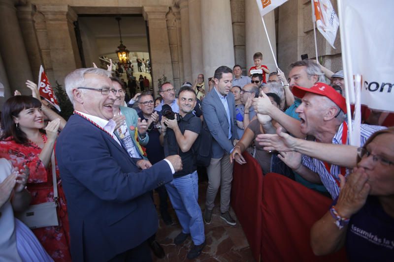 Baño de masas de Ribó y Gómez tras la constitución del ayuntamiento