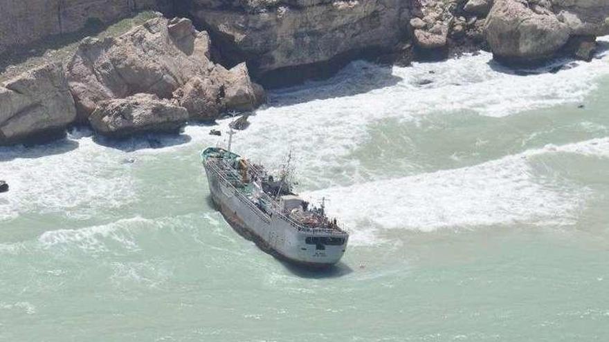 El navío español &#039;Galicia&#039; ayuda en el rescate de un pesquero en Somalia