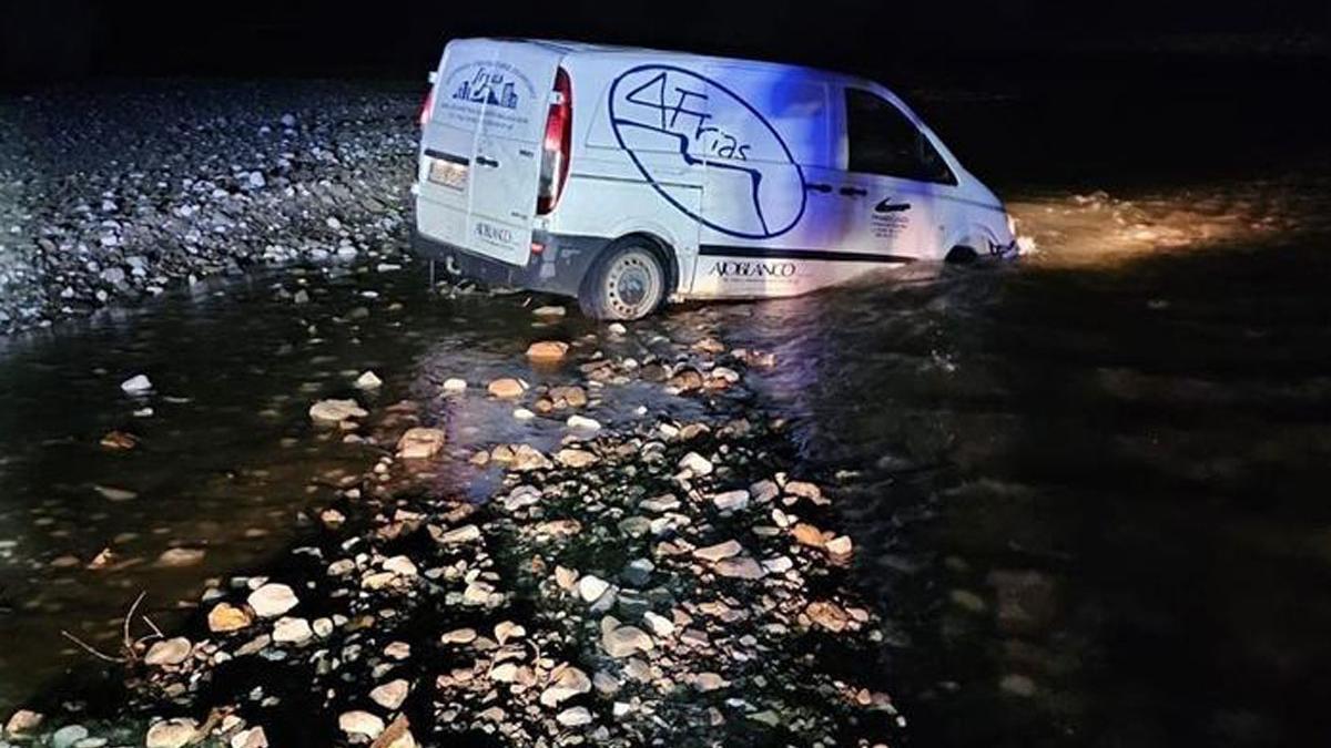 El conductor hizo caso omiso al alto que le dieron los policías locales, y se inició una persecución por la zona.