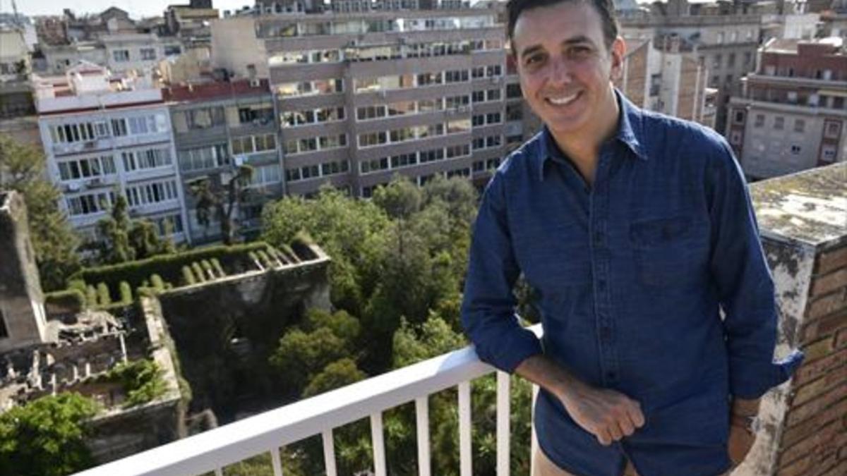 Desde la terraza de una finca vecina, Soler posa con la vegetación y las ruinas de Can Ferrer abajo.