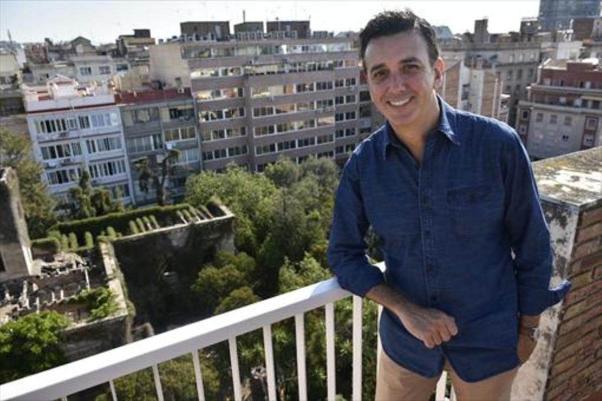 Des de la terrassa d’una finca veïna, Soler posa amb la vegetació i les ruïnes de Can Ferrer a sota. Des de la terrassa d’una finca veïna, Soler posa amb la vegetació i les ruïnes de Can Ferrer a sota.