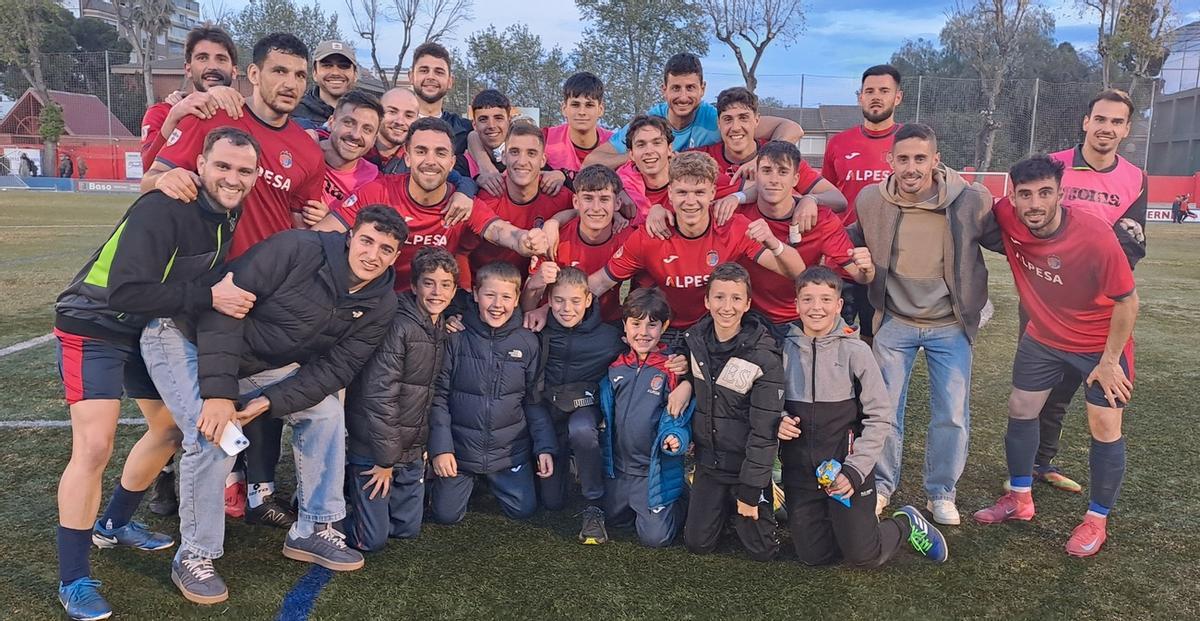 Los jugadores celebran su éxito con algunos jugadores de la base
