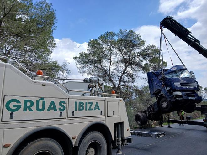 Todas las imágenes de la retirada del camión volcado en la carretera de Cala Llonga