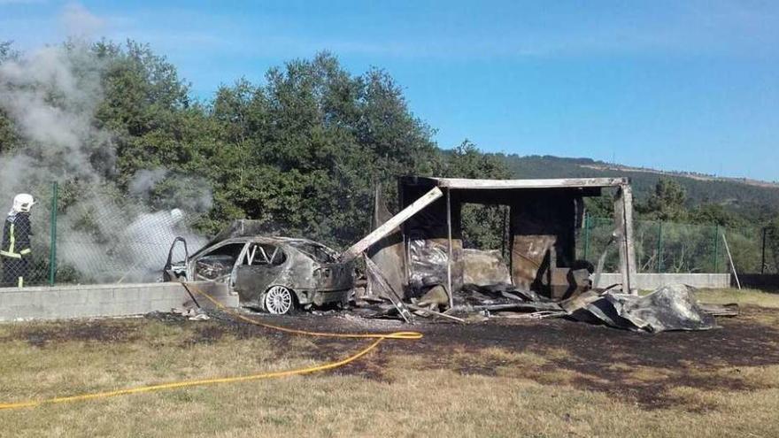 Bomberos del Parque Intercomarcal sofocaron las llamas del coche yde la caseta en el circuito. // Bombeiros