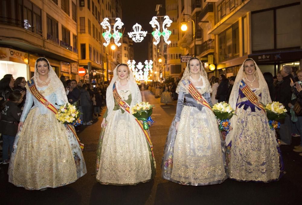 Así desfiló Alicia Moreno y la corte de honor