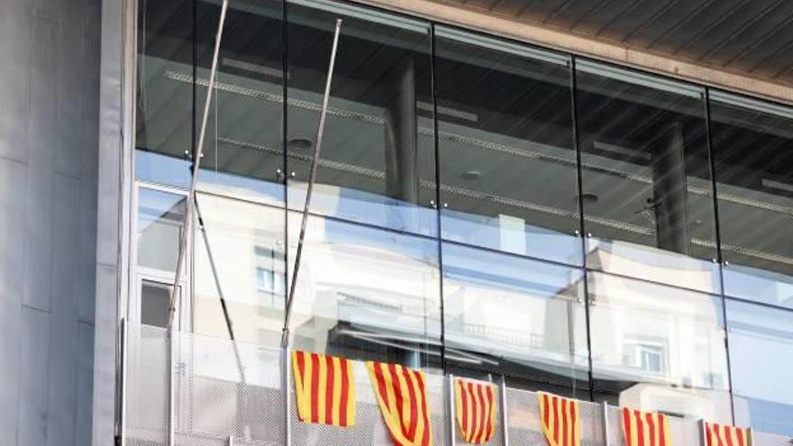 Els dos màstils de l&#039;edifici de la Generalitat a Girona, sense les banderes catalana i espanyola, ahir al matí.