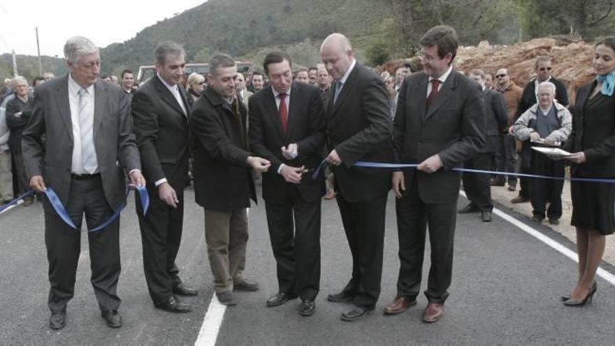 El conseller Mario Flores inauguró la carretera en 2008.