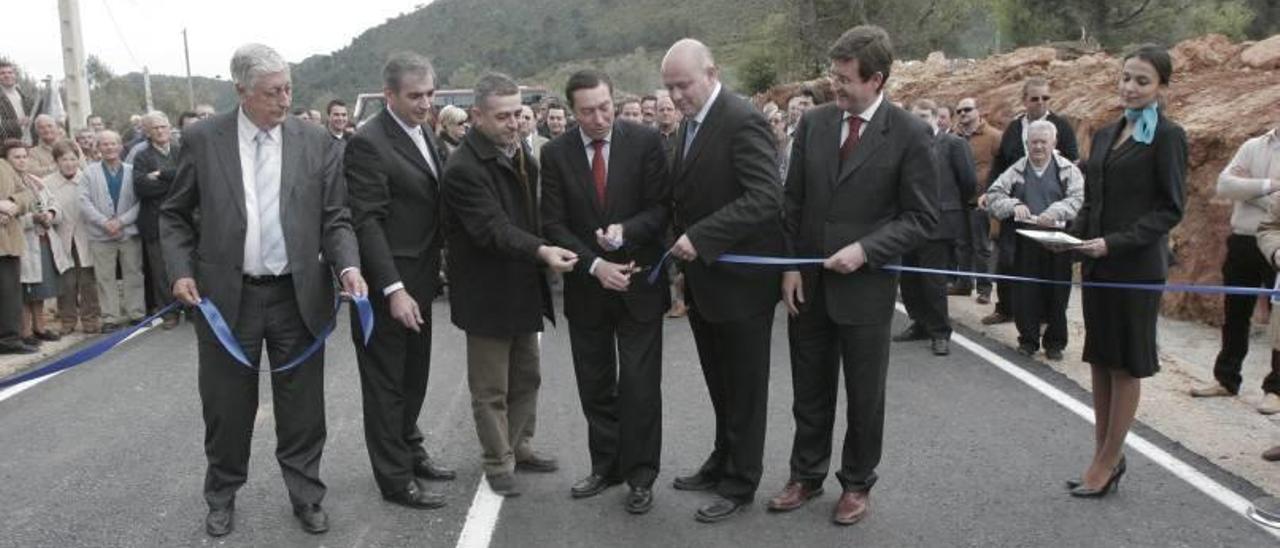 El conseller Mario Flores inauguró la carretera en 2008.