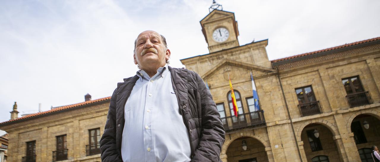 Ignacio Martínez Suárez, ante el Ayuntamiento de Avilés.