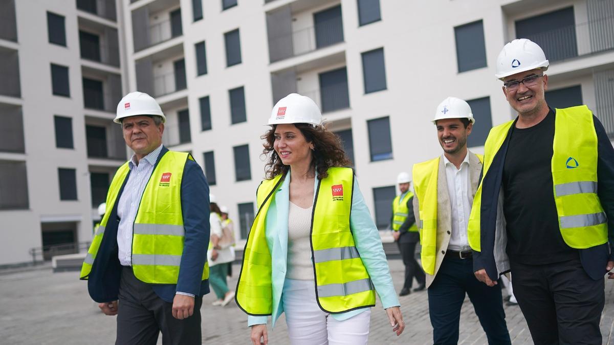 Díaz Ayuso y el consejero de Vivienda Jorge Rodrigo, durante la entrega de viviendas del Plan Vive en Torrejón de Ardoz.