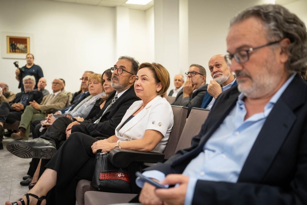 Entrega del premio de la APT al periodista Jorge Bethencourt