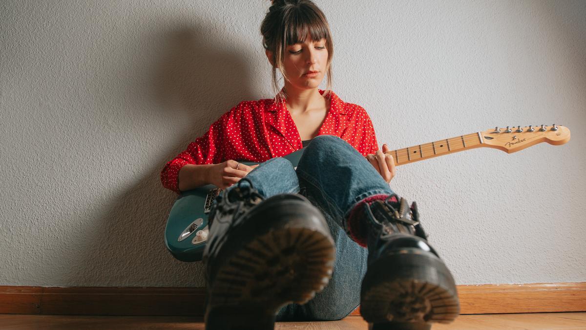 Entramos en 'el refugio' de Chica Sobresalto: aquí escribe las canciones que marcarán su carrera