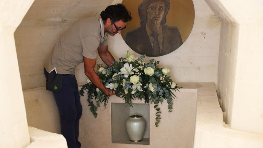 Camilo Sesto ya reposa en su mausoleo de Alcoy