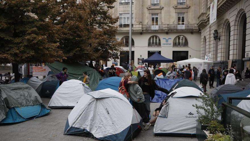 La acampada por la vivienda en Zaragoza se queda hasta la manifestación del sábado: "Llamamos a todo el mundo a acudir"