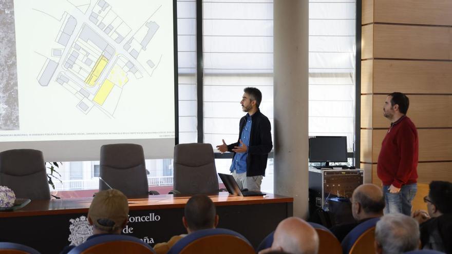 Los dos arquitectos durante su explicación en la asamblea de la Plataforma Proauditorio. |   // R. GROBAS