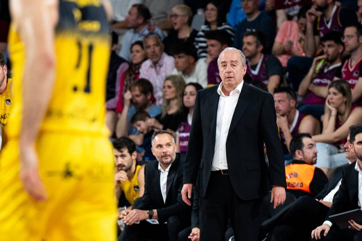 El entrenador de La Laguna Tenerife, Txus Vidorreta, observa la encuentro disputado contra el Hiopos Lleida.