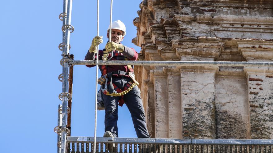 Retiran los andamios de la obra del San Francisco de Cáceres para que aniden las cigüeñas