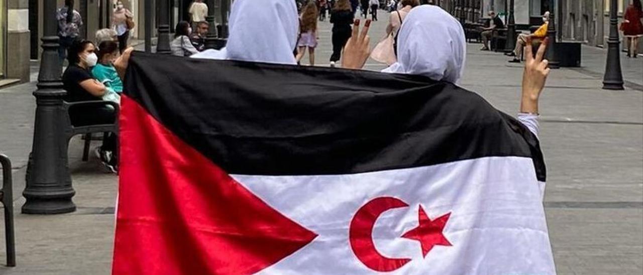 Jalida Mohamed-Lamin junto a una amiga en la calle Triana, en la capital grancanaria.