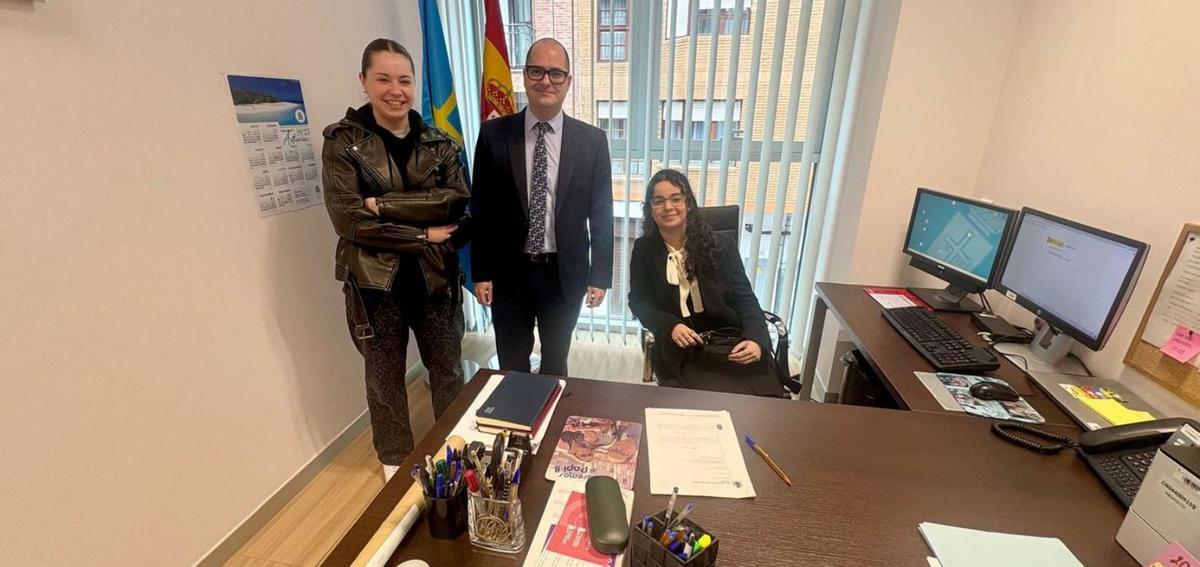 Foto de grupo de los participantes en la visita y los anfitriones ante la nueva sede judicial de Langreo.