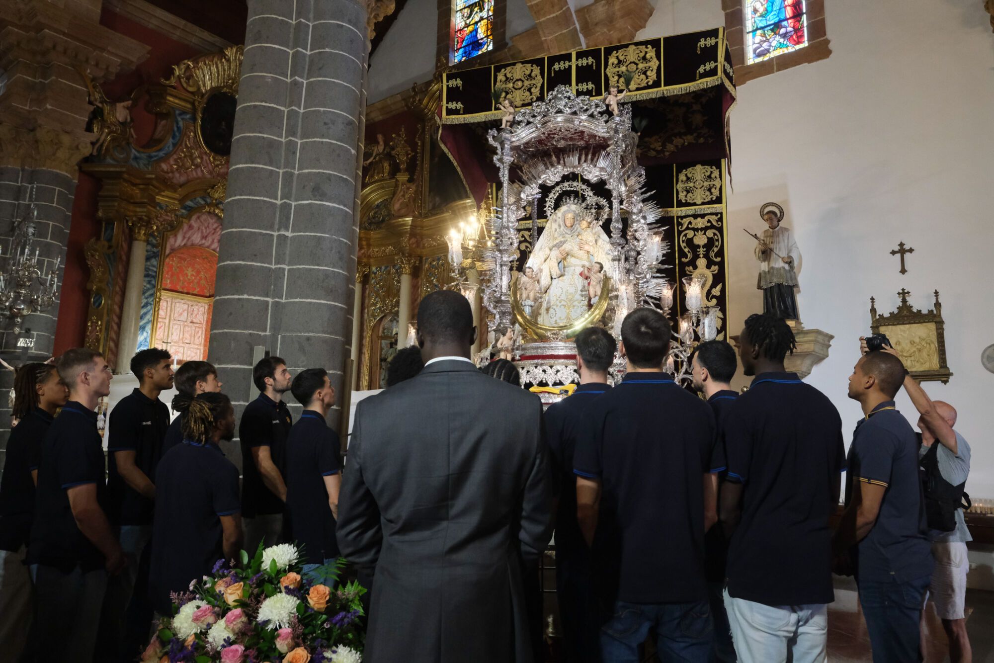 La plantilla del CB Gran Canaria visita a la Virgen del Pino