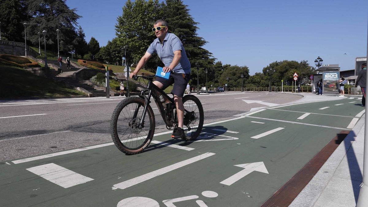 Un ciclista haciendo uso del carril bici a su paso por Camelias.
