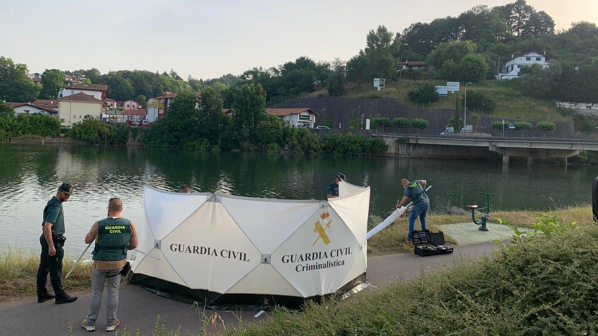 Efectivos de la Guardia Civil junto al río Bidasoa.