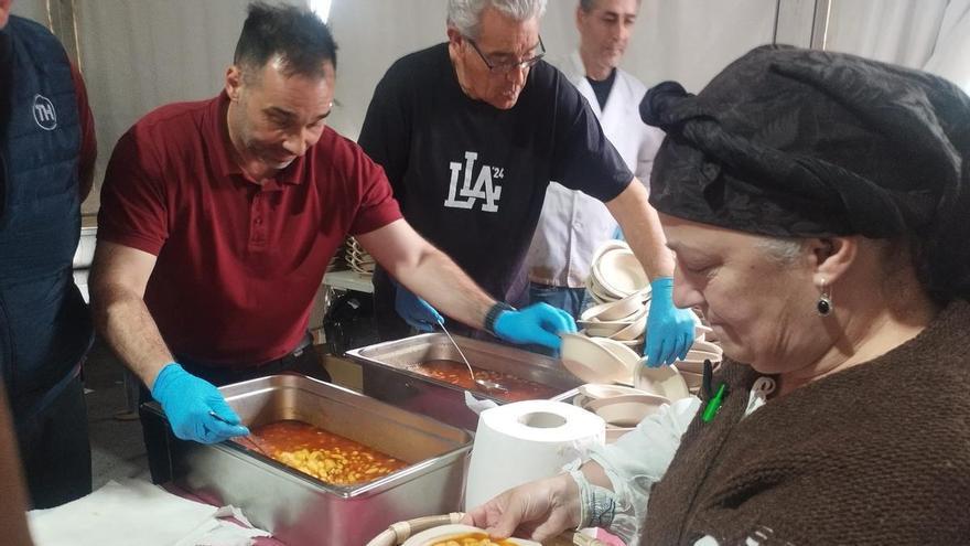 Fabada "tremenda" en Llanera, que repartió 500 raciones en la comida en la calle por la festividad de San Isidro: “Lo importante es cocerla con mimo"