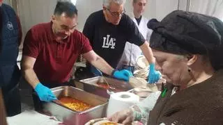 Fabada "tremenda" en Llanera, que repartió 500 raciones en la comida en la calle por la festividad de San Isidro: “Lo importante es cocerla con mimo"