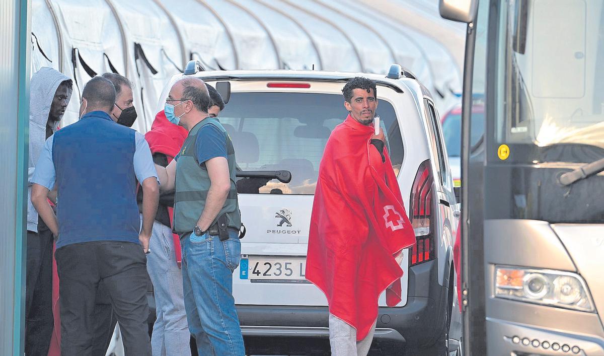 Inmigrantes atendidos en La Restinga tras ser rescatados en alta mar cuando se desplazaban en cayuco hacia la isla canaria de El Hierro.