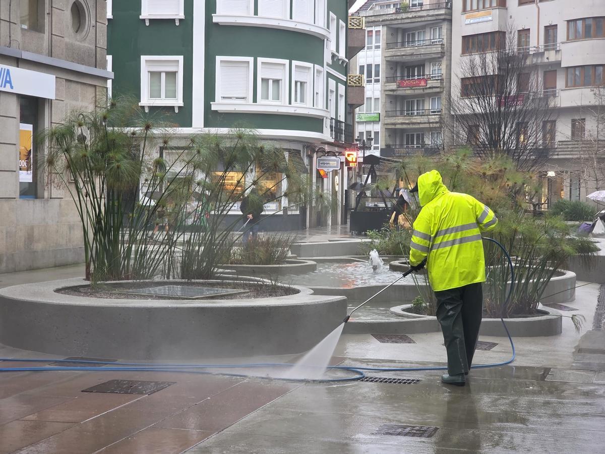 Un operario limpiando las fuentes de Arzobispo Lago, esta mañana.
