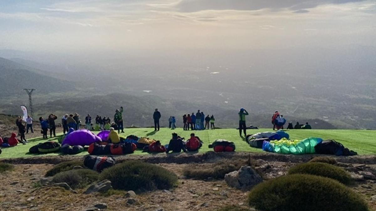 Despegue de una competición de parapente en el Pico Pitolero, el pasado mes de marzo.