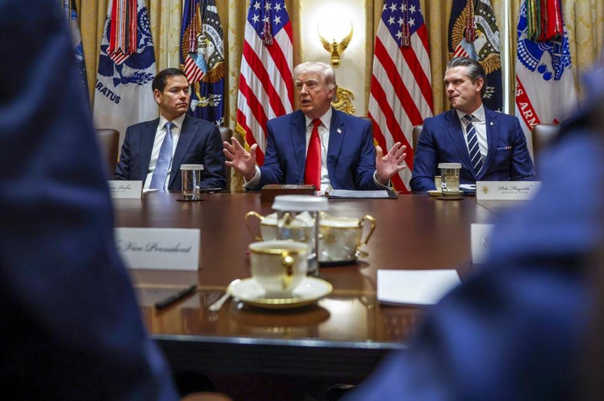 El presidente estadounidense Donald Trump, acompañado por el Secretario de Estado, Marco Rubio (izquierda), y el Secretario de Defensa, Pete Hegseth (derecha).