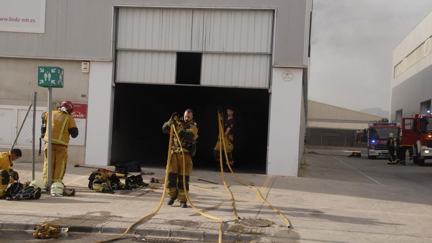 Incendio de unas baterías de una carretilla elevadora en una nave del Polígono de Marratxí