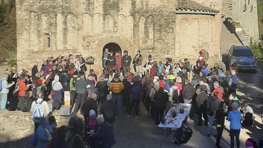 Tradicional plantada del pessebre de muntanya davant de l’església de Sant Julià de Coaner