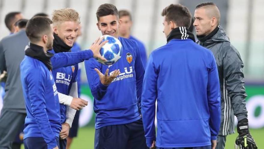 Gayà, Wass, Ferran y Mina, bromeaban ayer con el balón de la Champions.